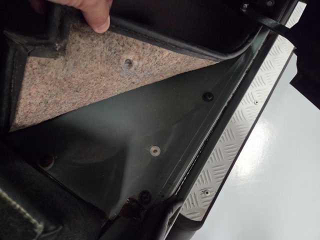 LAND ROVER Defender usata, con USB