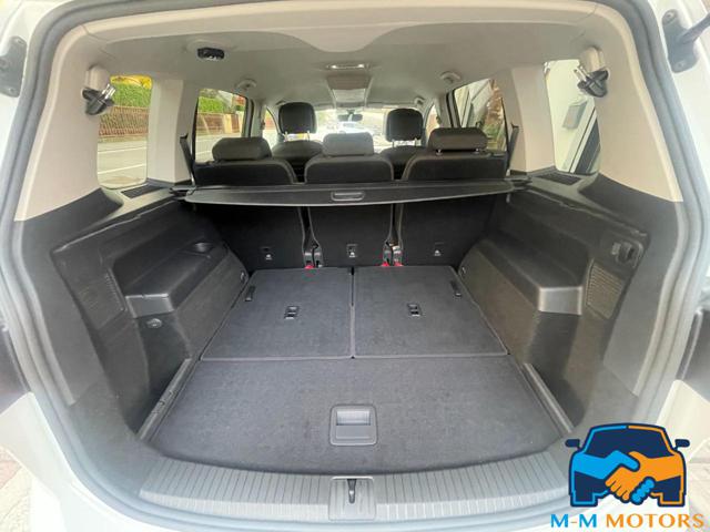 VOLKSWAGEN Touran usata, con Sensori di parcheggio anteriori