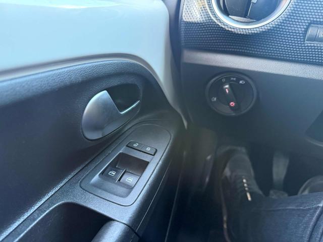 VOLKSWAGEN up! usata, con Autoradio digitale