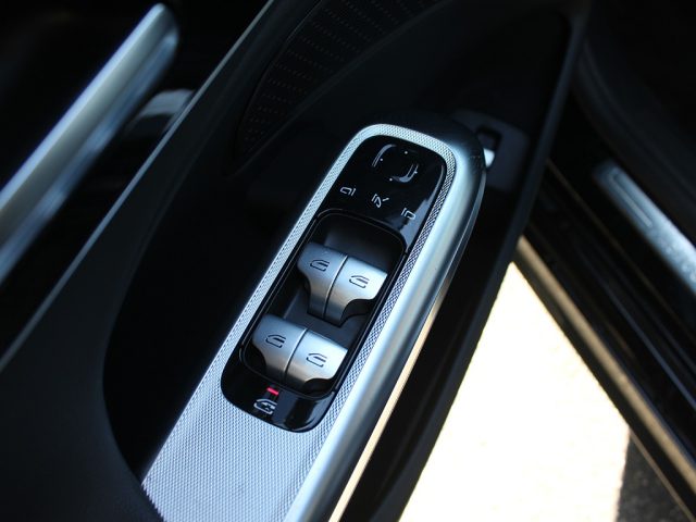 MERCEDES-BENZ E 220 usata, con Sensori di parcheggio posteriori