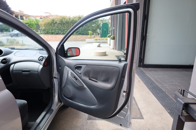 TOYOTA Yaris usata 54