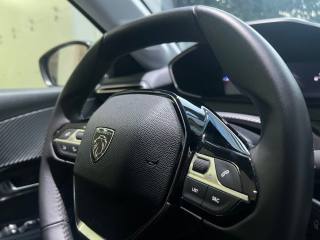 PEUGEOT 208 usata, con Volante in pelle