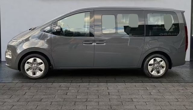 HYUNDAI Staria usata, con Airbag