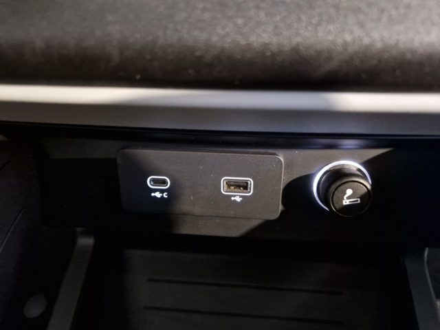 LAND ROVER Defender usata, con Bluetooth