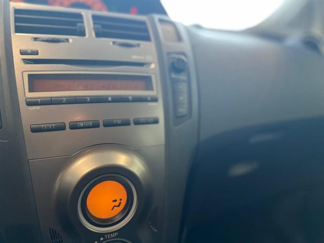 TOYOTA Yaris usata, con Isofix