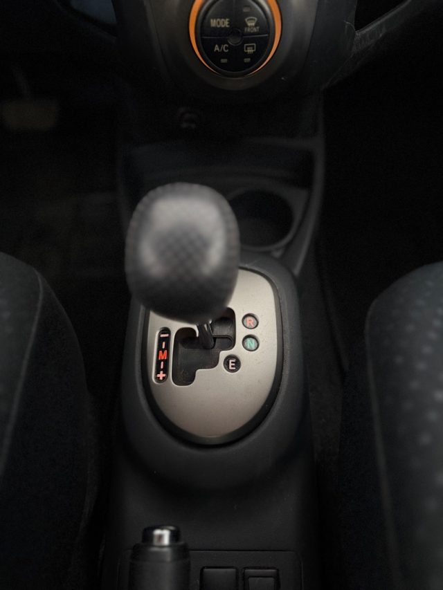 TOYOTA Yaris usata 16
