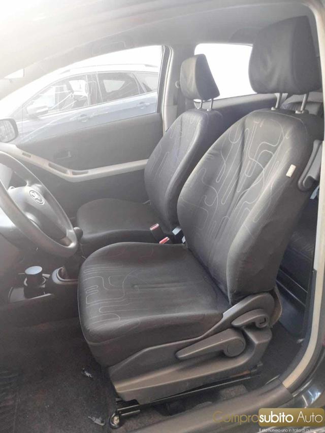 TOYOTA Yaris usata, con Sedile posteriore sdoppiato