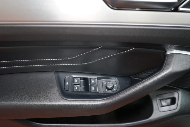 VOLKSWAGEN Passat Variant usata, con Leve al volante