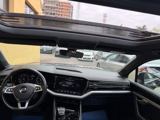 VOLKSWAGEN Touareg usata, con Autoradio