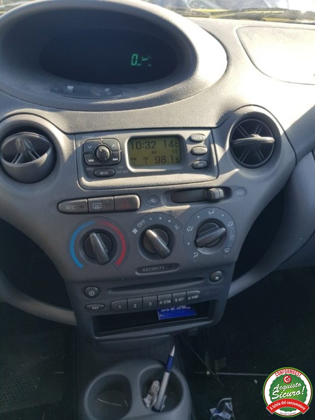 TOYOTA Yaris usata, con Autoradio