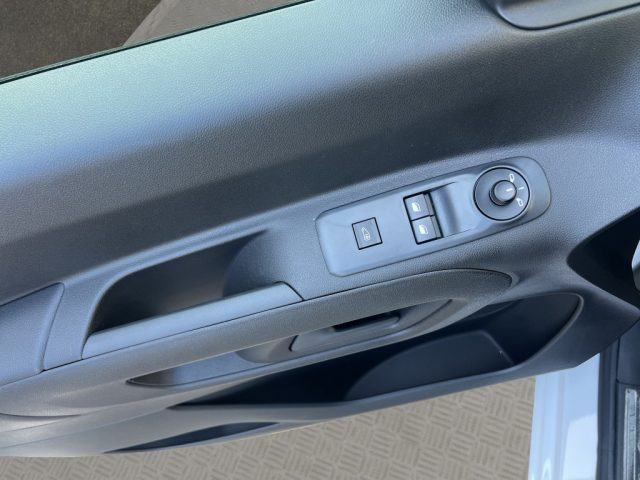 OPEL Combo usata, con Sensori di parcheggio posteriori