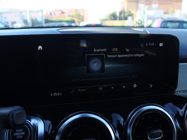 MERCEDES-BENZ GLB 180 usata, con Sensore di luce