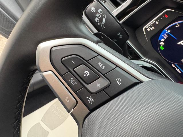 VOLKSWAGEN Taigo usata, con USB