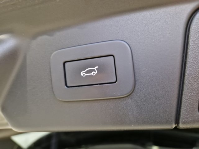 LAND ROVER Range Rover Velar usata, con Park Distance Control