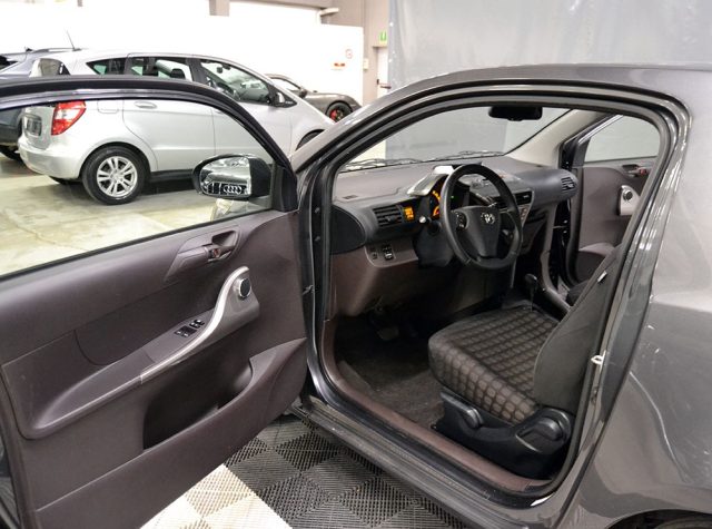 TOYOTA iQ usata, con Airbag