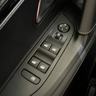 PEUGEOT 2008 usata, con Volante multifunzione