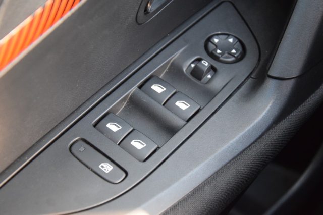 PEUGEOT 2008 usata, con Sensore di pioggia