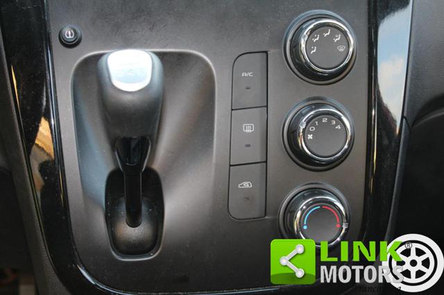 MAHINDRA KUV100 usata, con Bluetooth