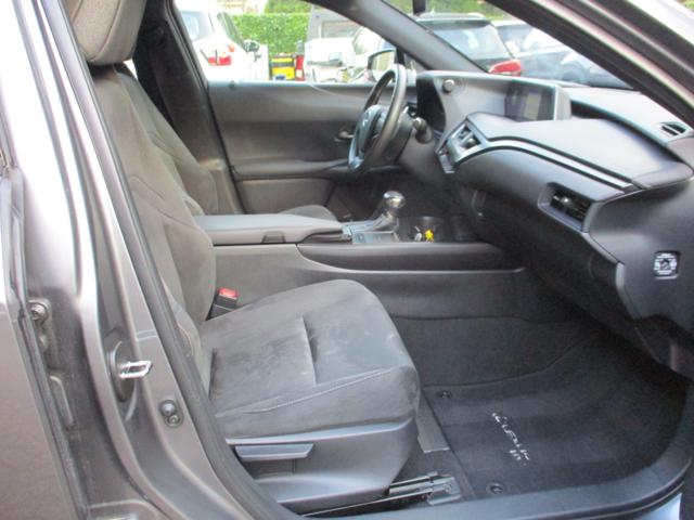 LEXUS UX 250h usata, con Sedile posteriore sdoppiato