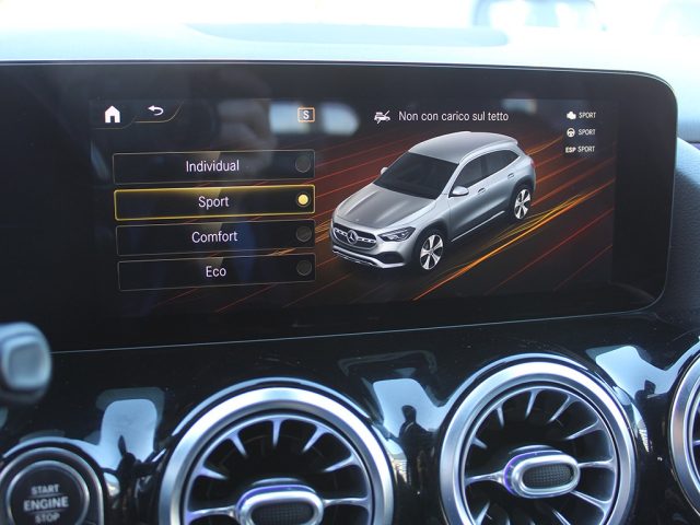 MERCEDES-BENZ GLA 200 usata, con Autoradio digitale