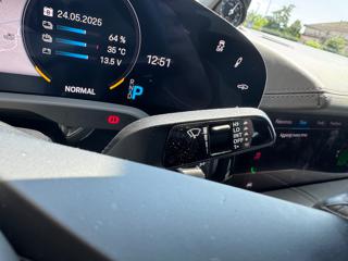 PORSCHE Taycan usata, con Leve al volante