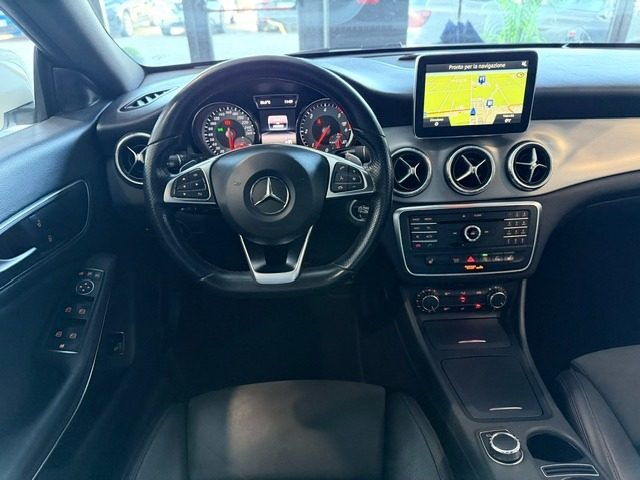MERCEDES-BENZ CLA 220 usata, con Controllo automatico clima