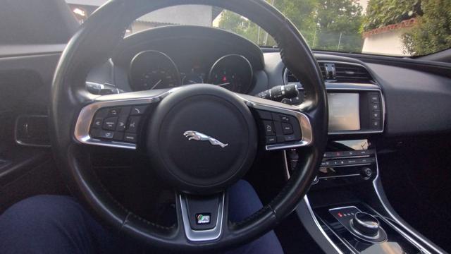 JAGUAR XE usata, con Sensori di parcheggio anteriori