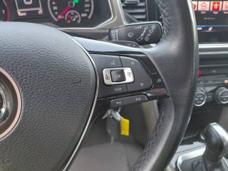 VOLKSWAGEN T-Roc usata, con Leve al volante