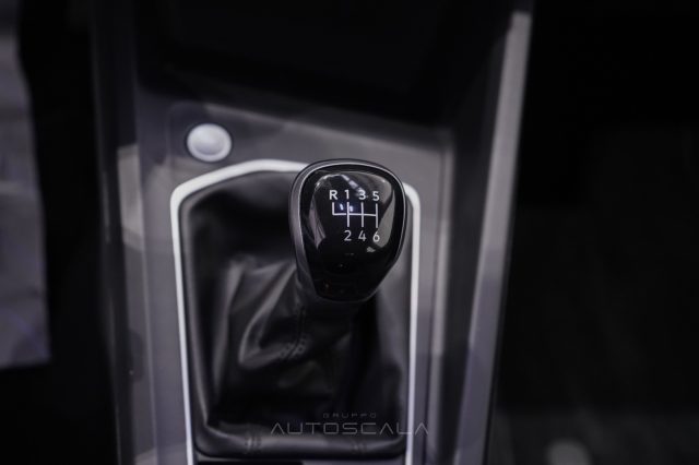 VOLKSWAGEN Golf usata, con USB