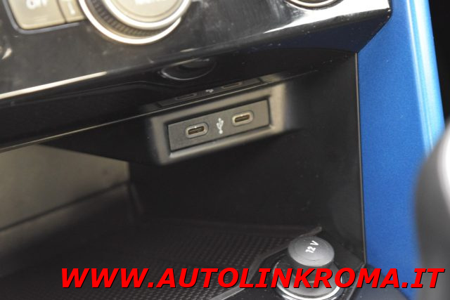 VOLKSWAGEN T-Roc usata, con USB