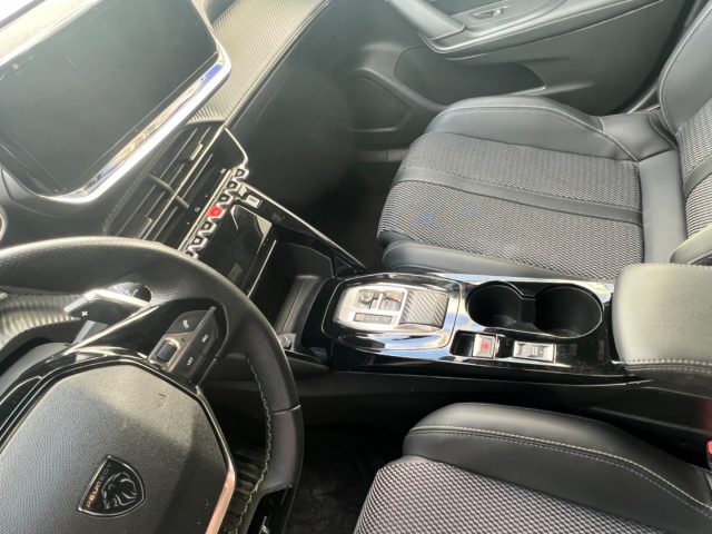 PEUGEOT 2008 usata, con Sistema di navigazione