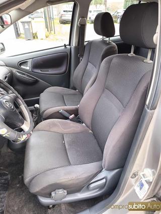 TOYOTA Yaris usata, con Sedile posteriore sdoppiato