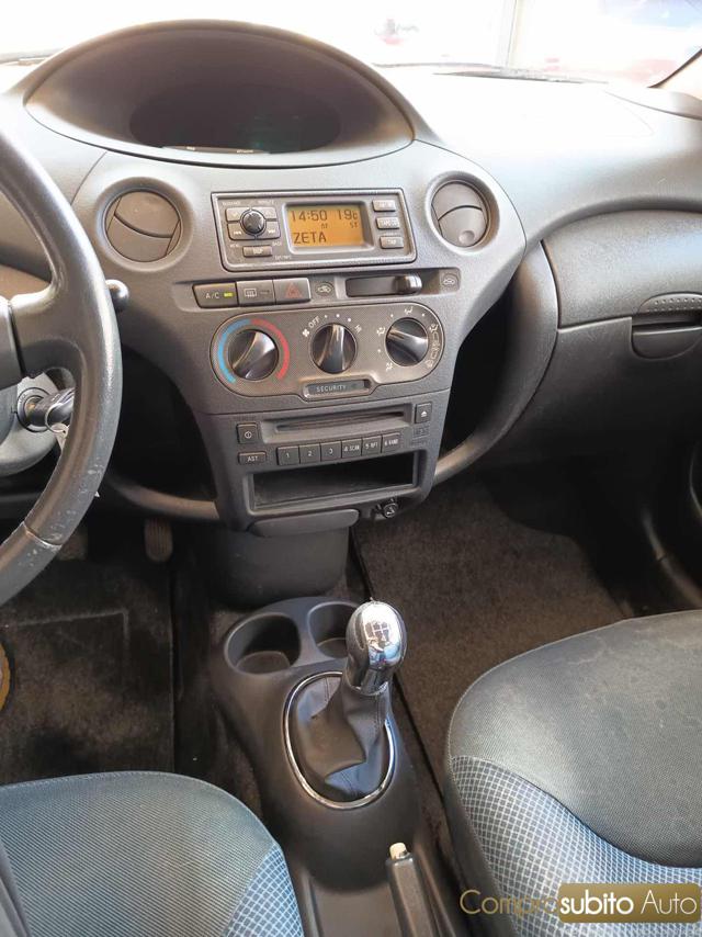 TOYOTA Yaris usata 11