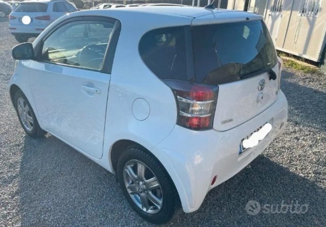 TOYOTA iQ usata, con Airbag