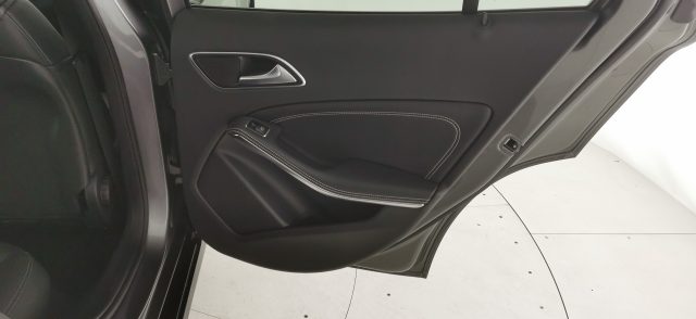 MERCEDES-BENZ GLA 200 usata, con Fari bi-xeno