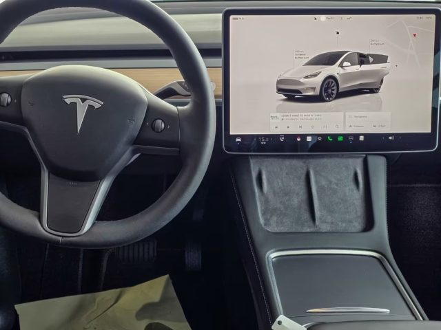 TESLA Model Y usata, con Boardcomputer