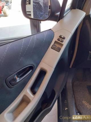 TOYOTA Yaris usata 16