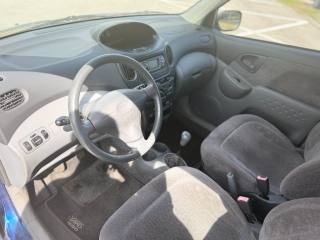 TOYOTA Yaris usata 11