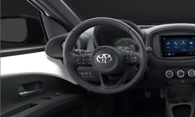 TOYOTA Aygo X usata, con USB