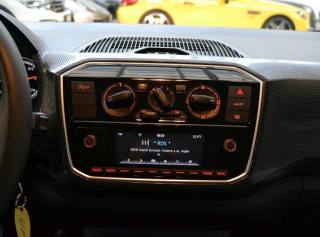 VOLKSWAGEN up! usata, con Autoradio