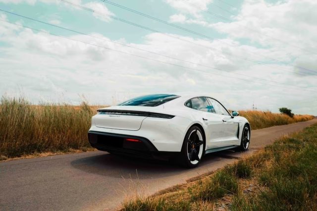 PORSCHE Taycan usata, con Autoradio