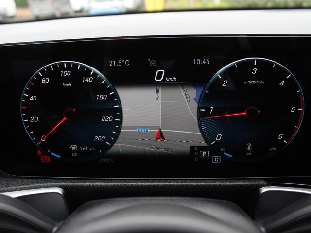 MERCEDES-BENZ GLB 180 usata, con Leve al volante