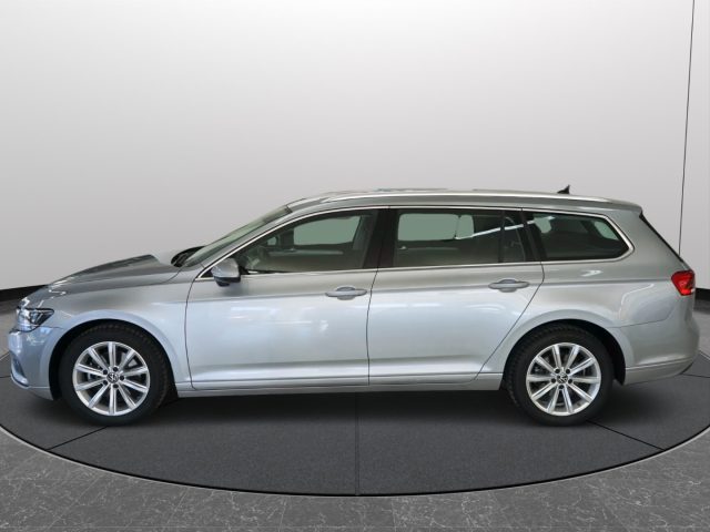 VOLKSWAGEN Passat Variant usata, con Fari LED