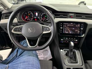 VOLKSWAGEN Passat Variant usata, con Frenata d