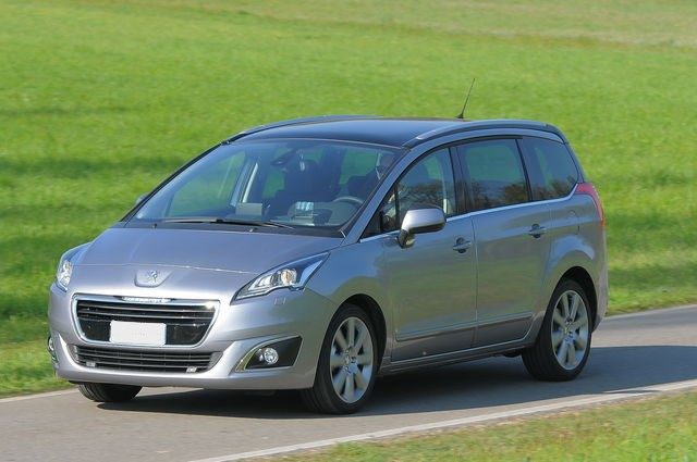 PEUGEOT 5008 usata, con Airbag