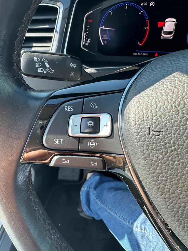 VOLKSWAGEN T-Roc usata, con Leve al volante