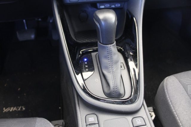 TOYOTA Yaris usata, con Fari LED