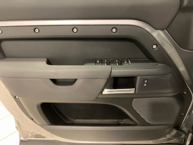 LAND ROVER Defender usata, con Park Distance Control