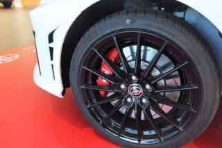 TOYOTA Yaris usata, con Fari LED
