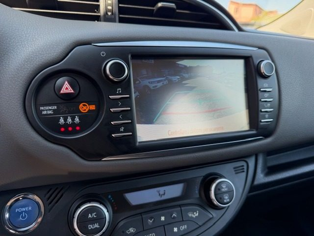 TOYOTA Yaris usata, con Touch screen